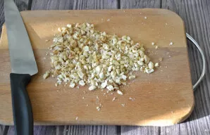 Chop the nuts (cashews, greek), but not very finely, so that small pieces remain.