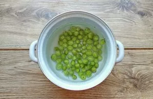 Remove the stems from both sides of the gooseberry. Put the berries in a bowl.