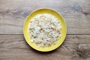 Peel the onion and chop finely. Finely chop the herring fillet and mix with onions, put on top of a layer of potatoes. Grease the herring...