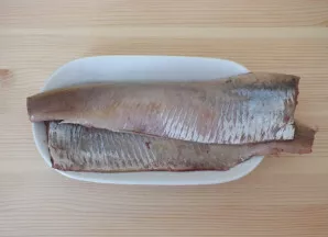 Cut the herring into fillet. Remove all small bones.