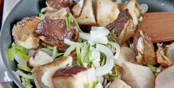 Heat olive or any other oil in a pan and add onions, garlic and mushrooms. Cook over high heat, stirring occasionally until golden brown.