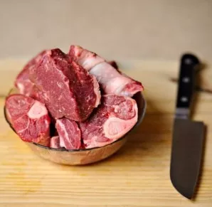 Cut the lamb into medium pieces.