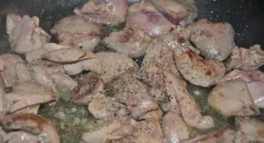 In another pan with vegetable oil, fry the liver until half cooked. Add salt and pepper.
