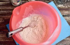 Pour vegetable oil, add flour.