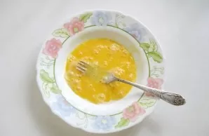Beat the egg lightly like an omelet.