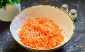 Peel the carrots, wash them and dry them. Grate on a medium grater.