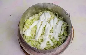 Grease the cabbage with mayonnaise and press lightly.