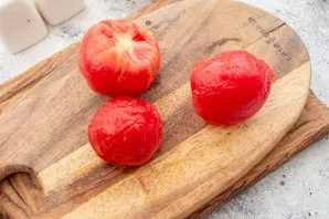 Remove the cuticle from the tomatoes.