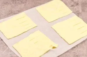 Roll out the puff pastry a little and cut into rectangles. On one side make cuts, as shown in the photo.