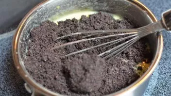 Grind poppy seeds in a blender or pestle. Add to milk and mix well. Cook over low heat until the mixture becomes homogeneous and the popp...