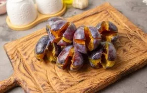 Cut the plums as in the photo and remove the dice.