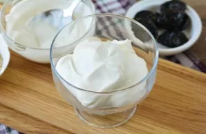 In the first layer, put half a serving of sour cream in a bowl.