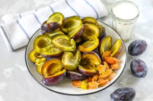 Cut the plums in half and remove the dice. Remove damaged fruits.