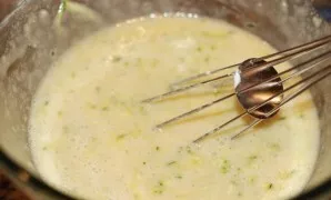 Crush the banana, and grate the zucchini on a fine grater. Add to the eggs.