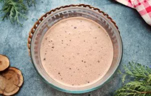 Flour, cocoa and baking powder are mixed, sifted into a milk mixture. Mix everything thoroughly until smooth and let stand for 15 minutes.