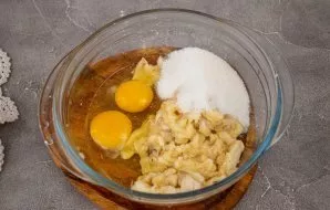 Add eggs to banana puree, add sugar and vanilla sugar. Mix with a whisk.