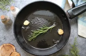 Pour vegetable oil into the pan and heat over high heat. Put the peeled and chopped garlic and a sprig of rosemary. Fry for 1-2 minutes u...