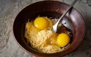 Put the grated Parmesan in a bowl, add a little olive oil (1 tsp) and beat the eggs.