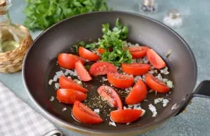 Cut the tomatoes into slices, put them in a pan, immediately add Italian herbs and chopped parsley. Stir gently and simmer on medium heat...