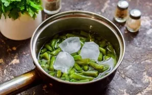 Transfer the beans to cold water, add ice cream, leave for a couple of minutes.