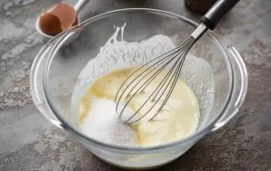 Add sugar, salt. Mix with a whisk.