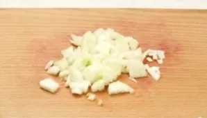 Peel the onion and chop finely.