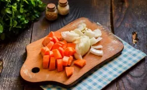 Peel carrots and onions, wash and dry. Cut the onion into small cubes, the carrot into cubes.