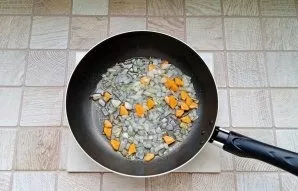 Peel onions and carrots, wash and chop. Carrots can be grated. Pour in sunflower oil and fry until the onion becomes transparent.
