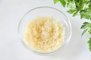 Bring the broth to a boil again and add the washed rice. Cook rice over low heat for 10-15 minutes.