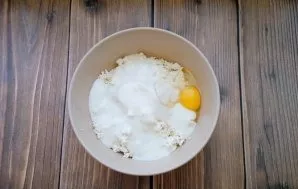 Add sugar and vanilla sugar. Pour in the yogurt.