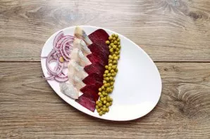 Along the beets lay out part of the canned peas.