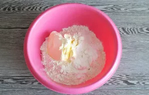 In a bowl we mix the flour, baking powder, salt. Add soft butter. Crush into crumbs with your hands.