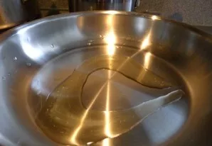 Pour vegetable oil into the pan and put it on the fire, wait until it warms up well.
