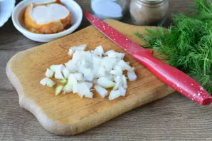 Cut the onion into small cubes.