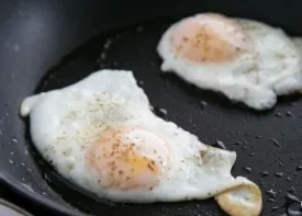 Fry the eggs.