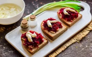 Grate the beets on a fine grater, put on top of the bread, grease with mayonnaise.
