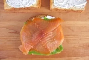 Cut the salmon into thin slices. Wash the lettuce, dry. Place the lettuce leaves on the first slice of bread, then the salmon.