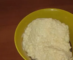 Crush the feta with a fork, add chopped garlic. Mix. To make the mixture creamy, I recommend adding a little sour cream or mayonnaise.