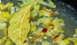 Pour water, add bay leaf. We bring to a boil.