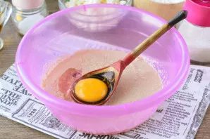 Beat 1 chicken egg and pour in the oil. Stir.