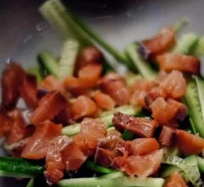 Cut the salmon into small cubes. Mix salmon, mushrooms and cucumbers.