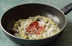 Add flour, stir. Salt, pepper, season with paprika and nutmeg. Stir again.