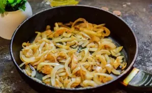 Heat the pan, add oil and add all the onions. Fry the onion over low heat for 10-12 minutes, stirring constantly. After pouring a couple ...