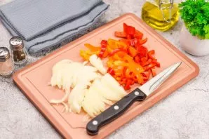 Also peel and cut into half rings the onion. Peel the sweet pepper and cut it into strips.