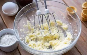 Crush these ingredients into a creamy mass with a mixer.