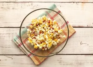 Boil eggs for 7-8 minutes after boiling. Peel the boiled eggs, chop finely and put in crab sticks.