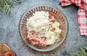 Put the mince in a bowl, add rice and grated onions. Salt, pepper and mix everything well.