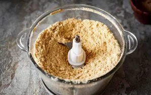 Turn on the device for 30-40 seconds. The end result should be fine crumbs.