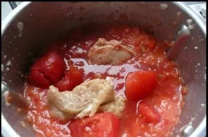 Chop the onion and fry in a saucepan. Add tomatoes, peppers, cucumbers, salt and spices. Mash with a blender until puree.