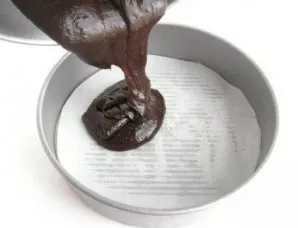 Pour the dough into a baking sheet lined with baking paper or greased with oil.